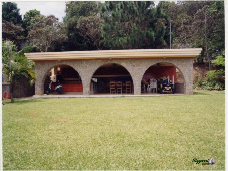 As paredes da churrasqueiras foram executadas com pedras folhetas de granitos mais irregulares, assentada com juntas bem encostadas, paredes tipo duas faces com quarenta centímetros de espessuras.